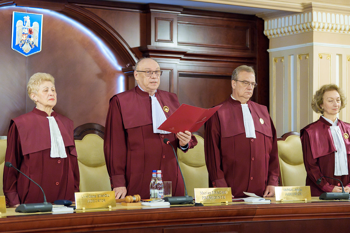 CCR anulează obligația demnitarilor de a declara averile familiei