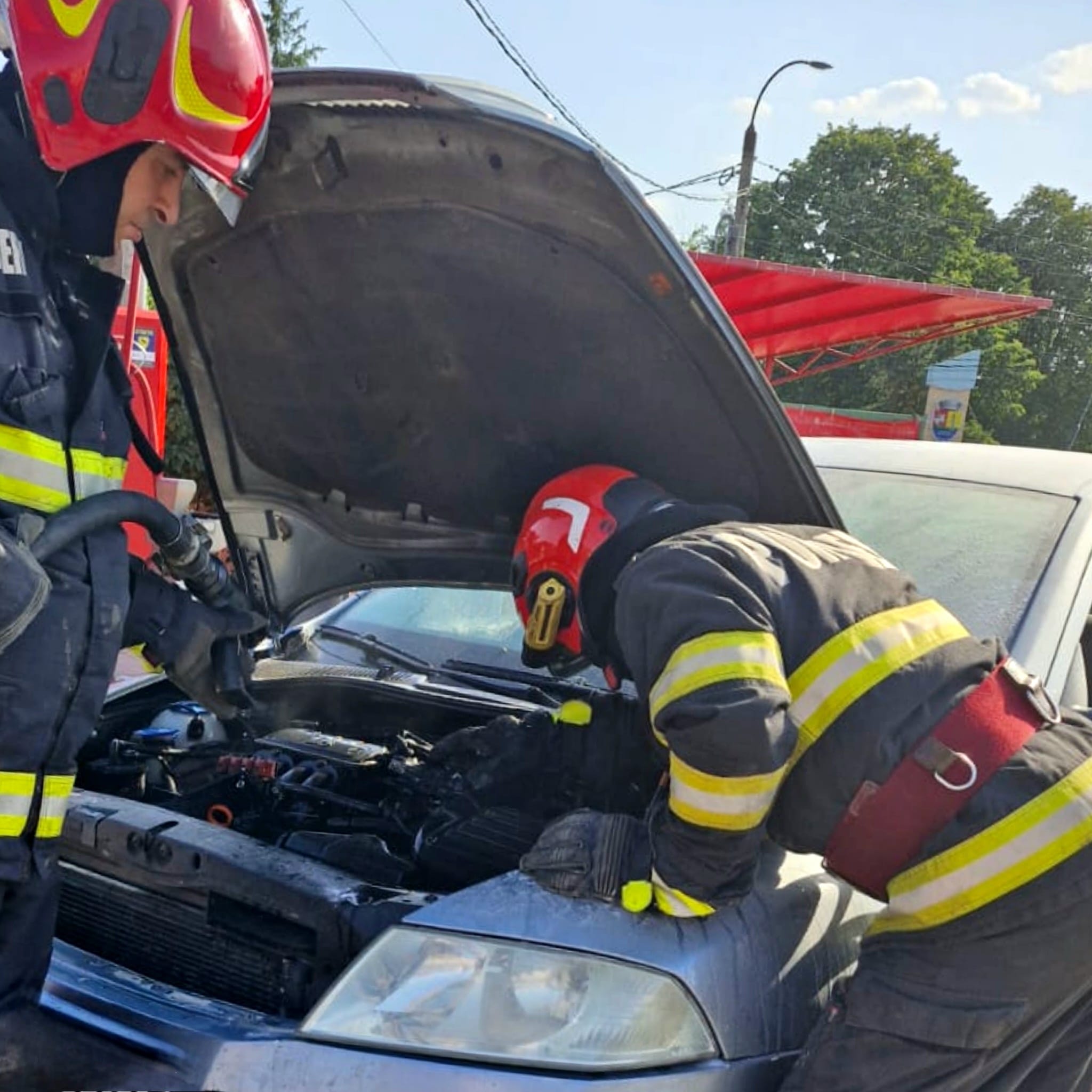 Autoturism în flăcări pe DN 5