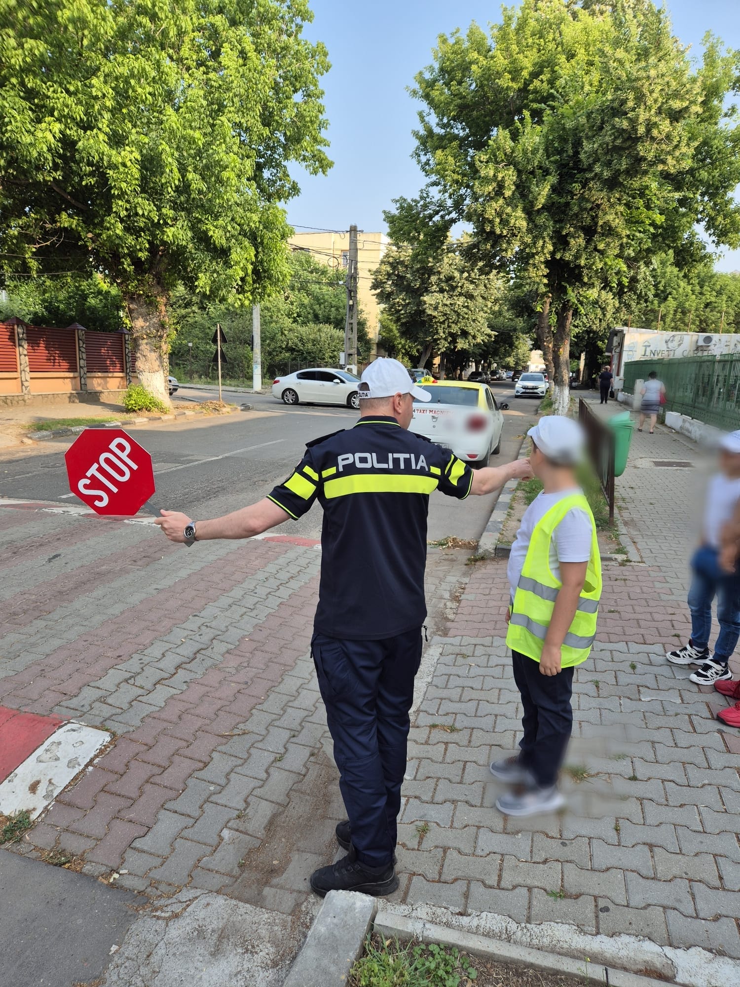 PATRULA ȘCOLARĂ-LECȚII DE SIGURANȚĂ RUTIERĂ CU CEI MICI