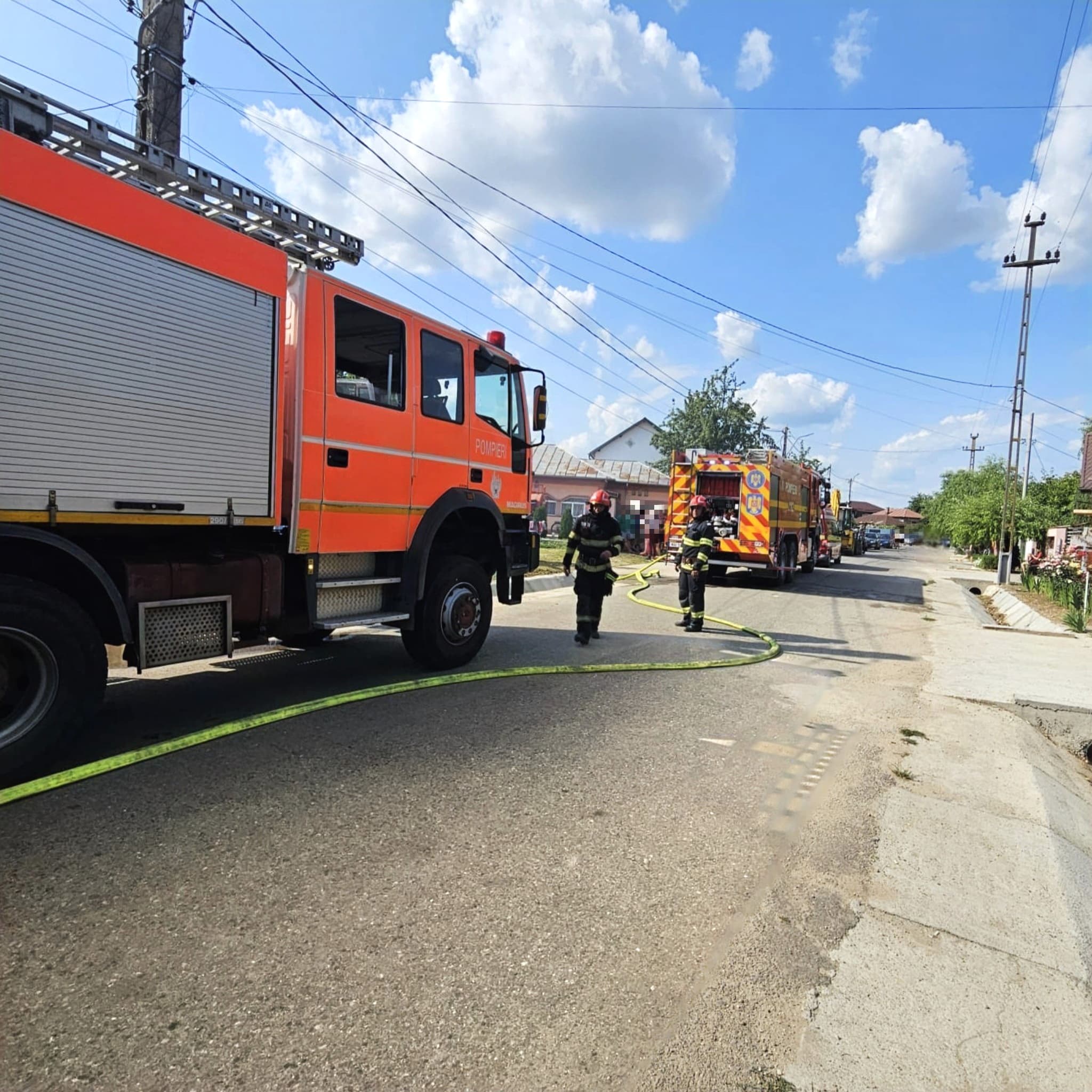 Incendiu violent în comuna Vânătorii Mici