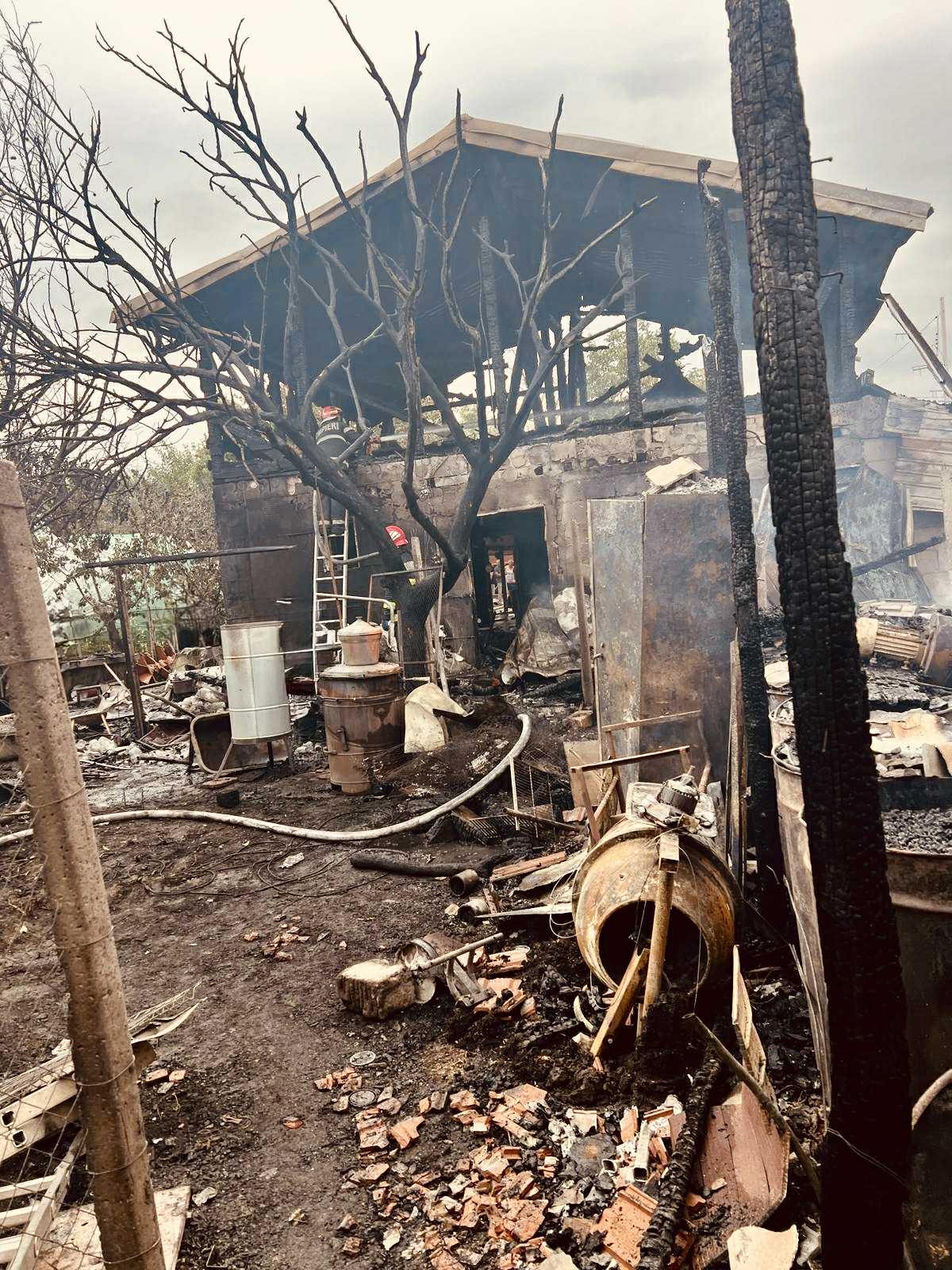 Locuință cuprinsă de flăcări, în localitatea Prundu