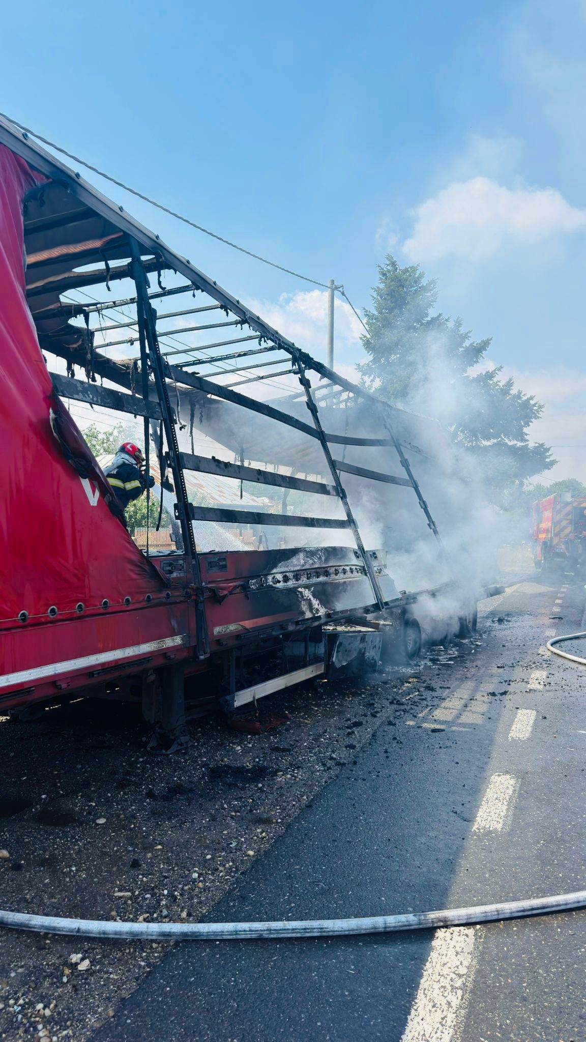 TIR în flăcări la Ghimpați: pompierii au intervenit de urgență