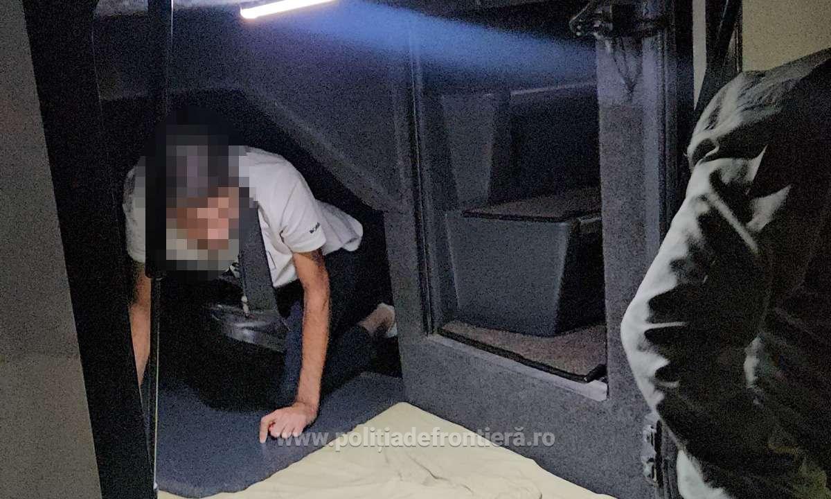 Doi șoferi turci arestați pentru trafic de migranți