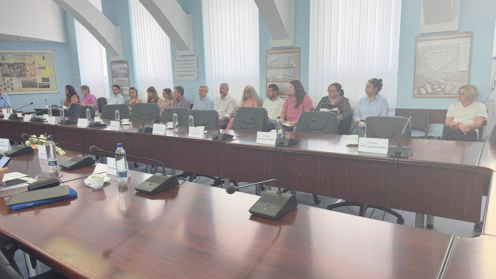 Lucrările ședinței ordinare a Consiliului Local au fost amânate. Din cauza absenței în masă a consilierilor locali PSD și AUR, nu a fost întrunit cvorumul necesar