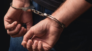 Cercetat penal pentru săvârșirea mai multor infracțiuni