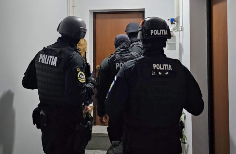 Percheziții domiciliare și mandate de aducere într-o cauză penală