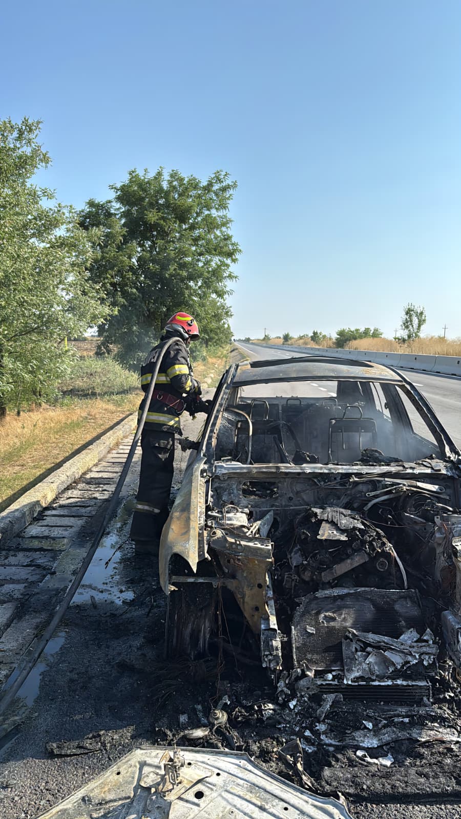 Un autoturism a luat foc, în această după-amiază, pe DN5, între localitățile Daia și Uzunu, pe sensul de mers spre capitală