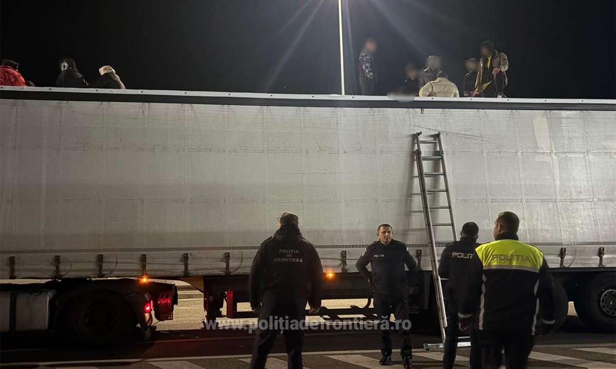 38 de migranti descoperiti de polițiștii de frontieră ascunți într-un TIR încărcat cu plăci din PAL