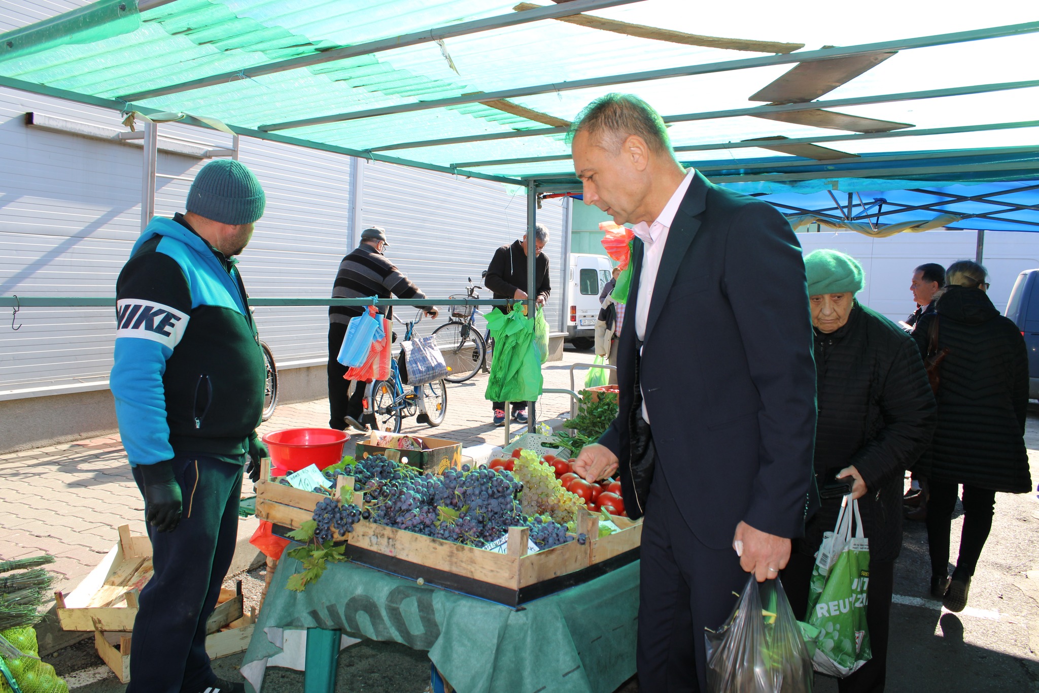 Prefectul județului Giurgiu, Ion Ghimpețeanu, s-a aflat astăzi, 10 octombrie 2025, în mijlocul producătorilor și consumatorilor giurgiuveni, de Ziua Națională a Produselor Agroalimentare Românești