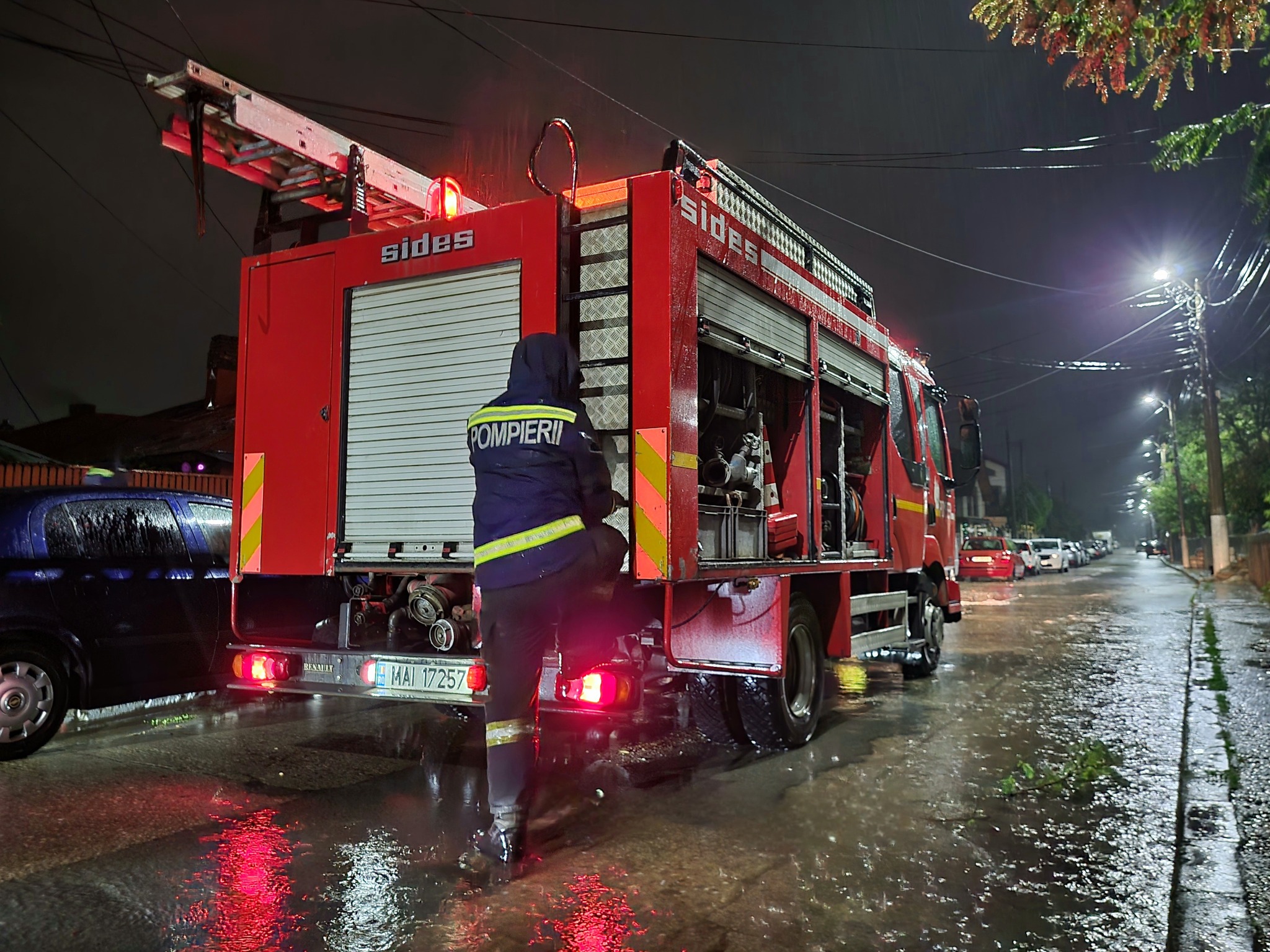 Echipajele ISU Giurgiu și cele ale Serviciilor Voluntare pentru Situații de Urgență au intervenit în mai multe localități afectate de ploile abundente din ultimele ore