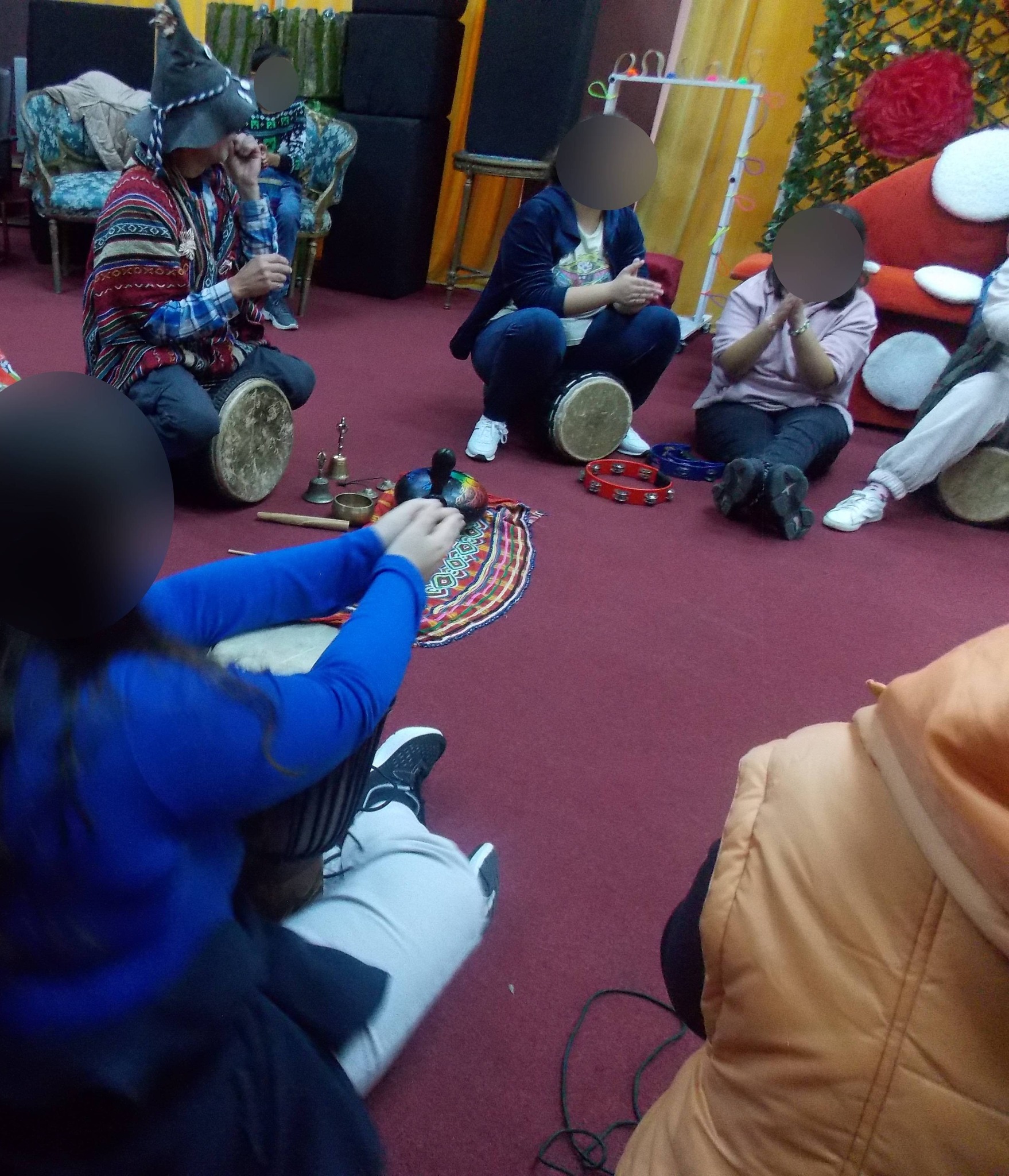 35 de copii și tineri aflați în plasament în structuri de tip rezidențial din cadrul Direcției Generale de Asistență Socială și Protecția Copilului Giurgiu au participat, în data de 14 octombrie 2025, la un atelier de terapie muzicală