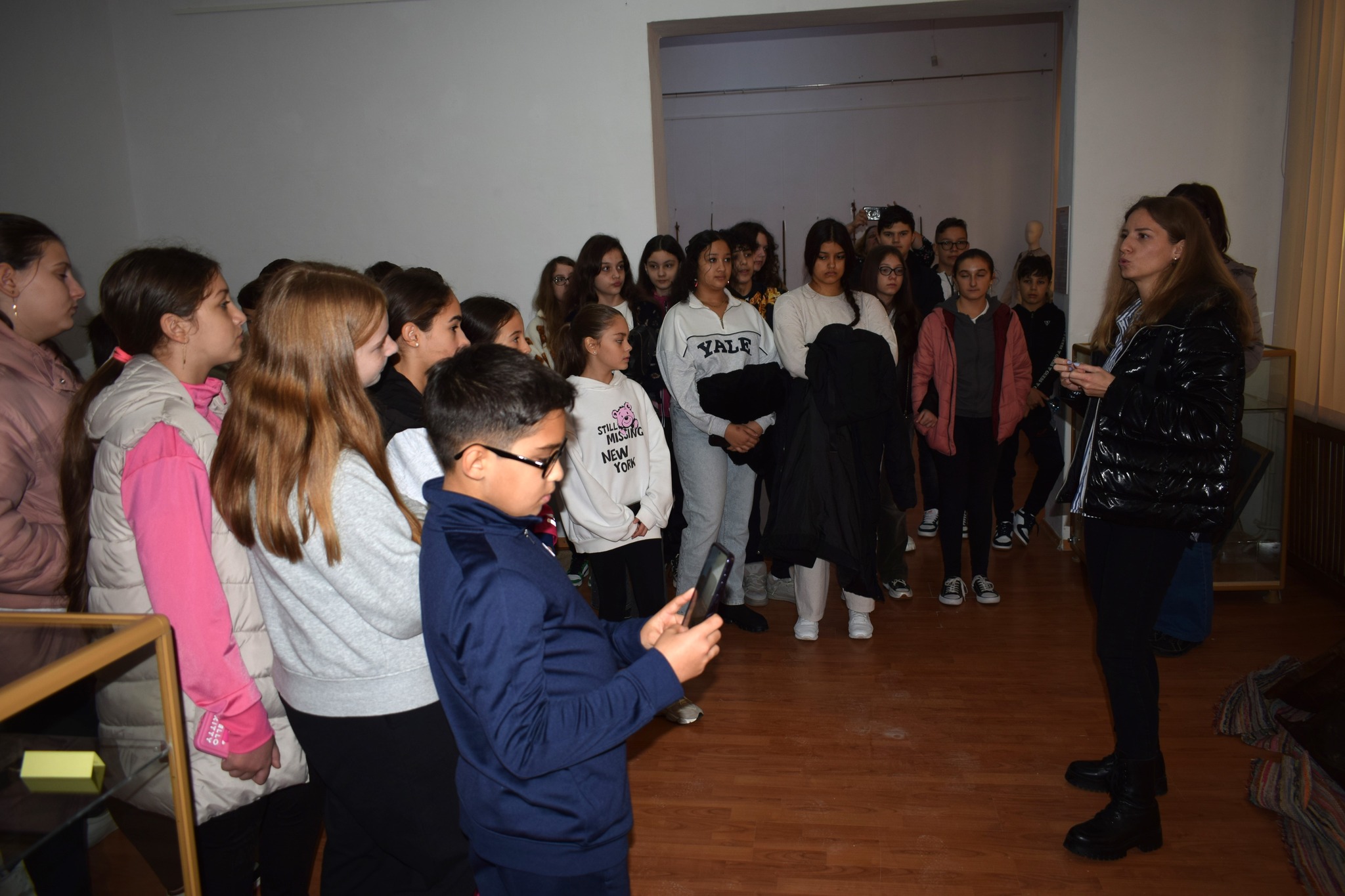 Elevi ai Școlii Gimnaziale „Mihai Eminescu”, prof. Mariana Buradel au fost prezenți astăzi la muzeu pentru a afla povestea celor două expoziții temporare denumite „Sufletul lemnului” și „Aspecte sacre”