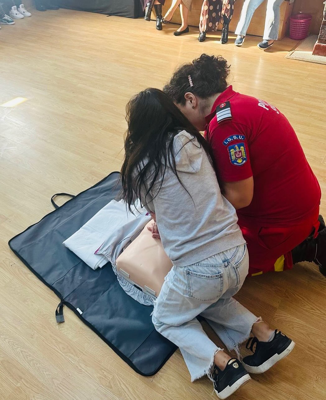 Coordonatorul SMURD a organizat, astăzi, o lecție de prim ajutor la Școala Gimnazială ,,Anghel Mareș” din localitatea Gostinu