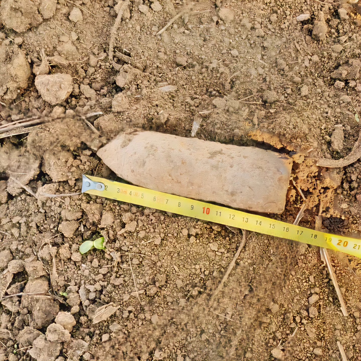 Astăzi, pe un teren din localitatea Mihai Bravu, a fost descoperit un proiectil perforant de calibrul 45 mm