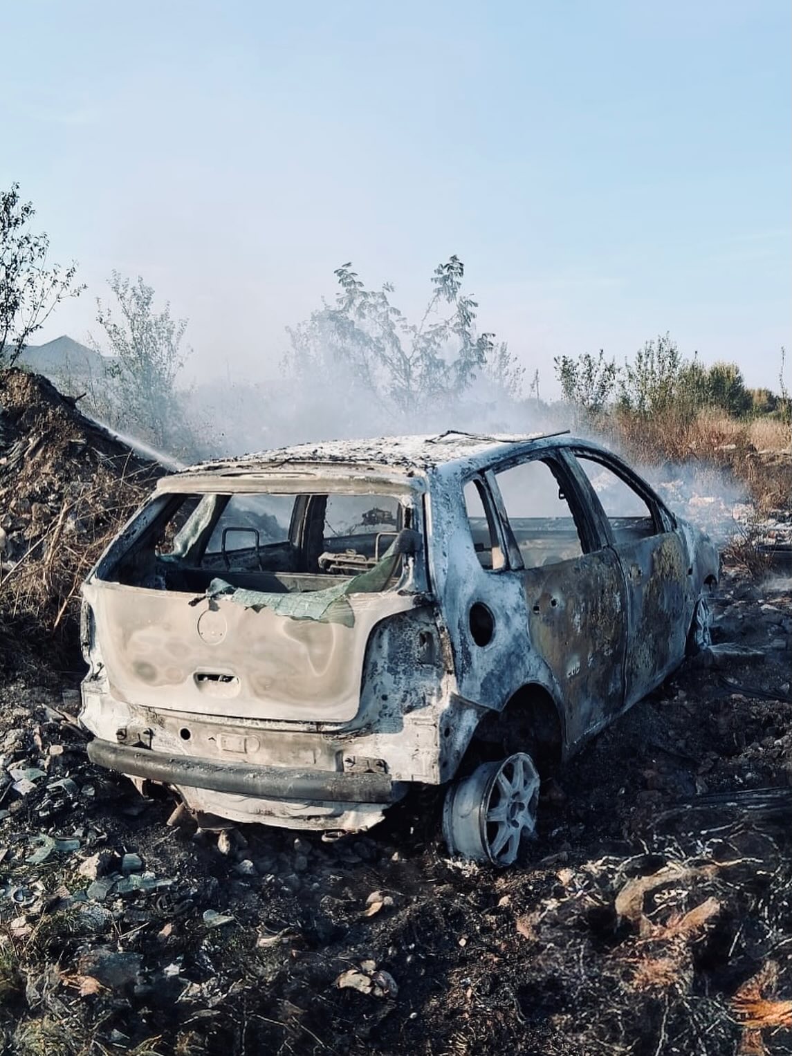 Un autoturism a luat foc, ieri după-amiază, în localitatea Bolintin Vale