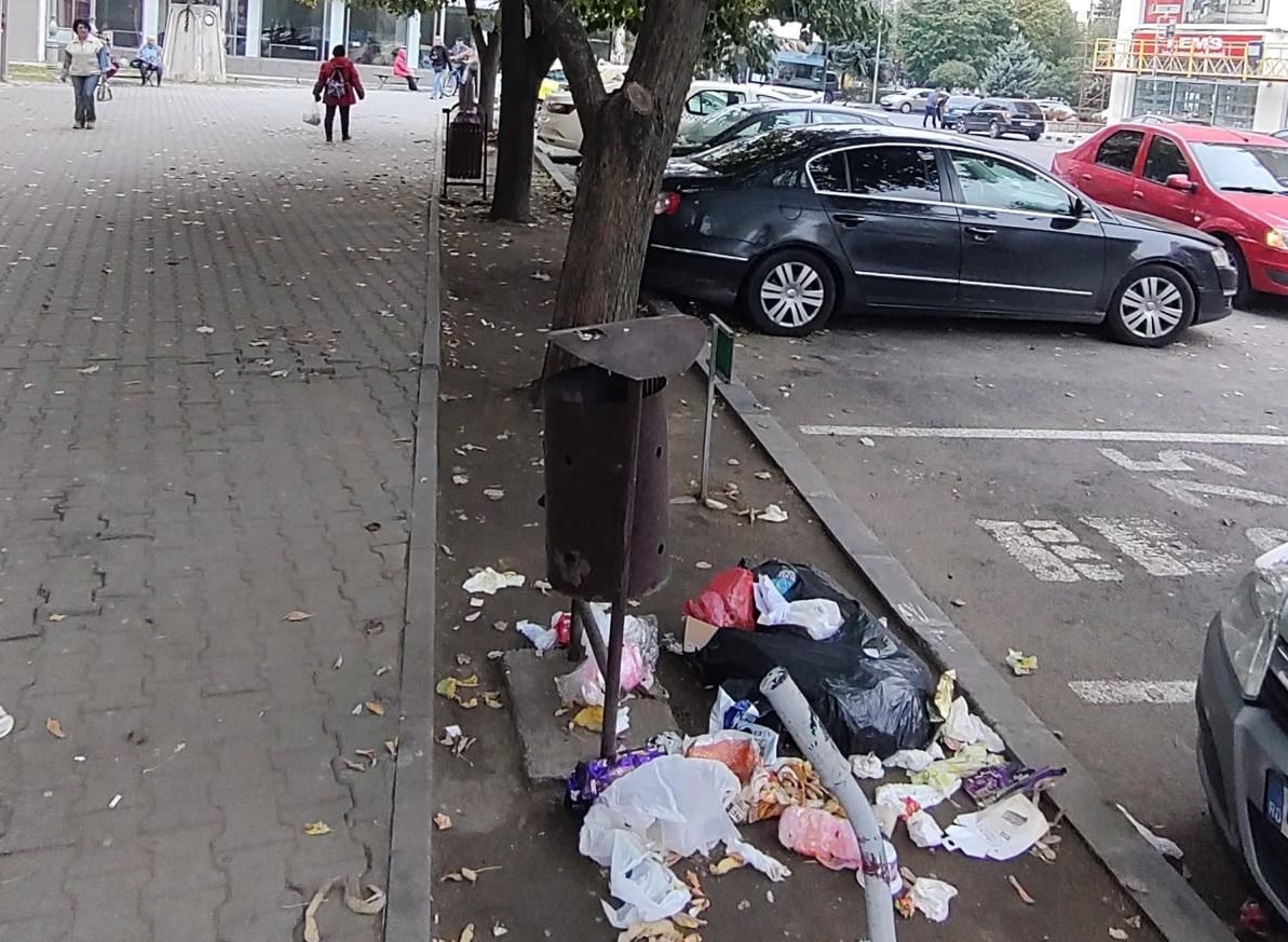 Femeie amendată de Poliția Locală pentru aruncarea gunoiului menajer din gospodărie în coșul stradal