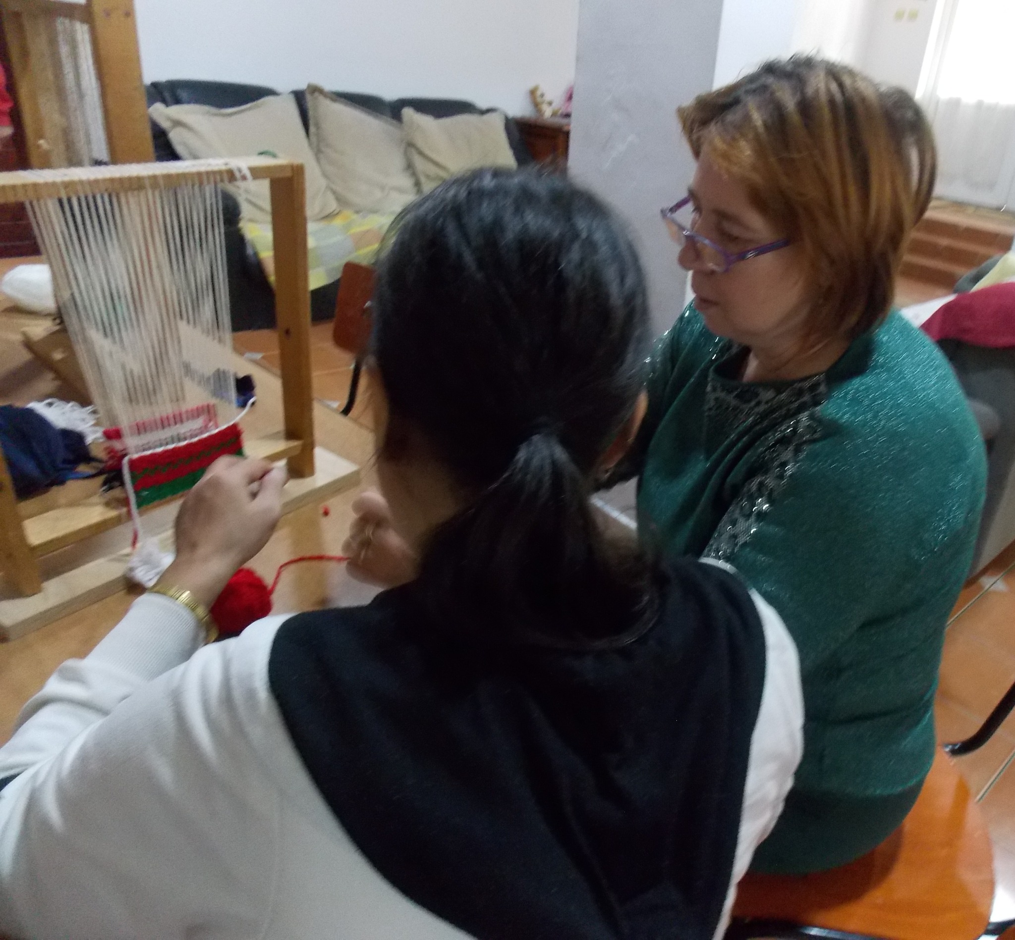 Două grupuri de beneficiari de servicii sociale, participăîncepând din această  lună,  la un curs de țesături tradiționale