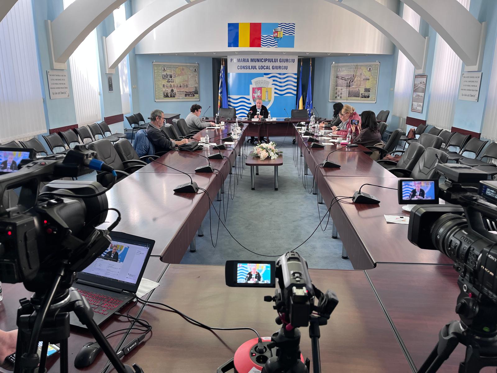 Primarul municipiului Giurgiu, Adrian Anghelescu a susținut astăzi o conferință de presă. Subiectul principal de discuție a fost taxa de salubrizare instituită persoanelor juridice
