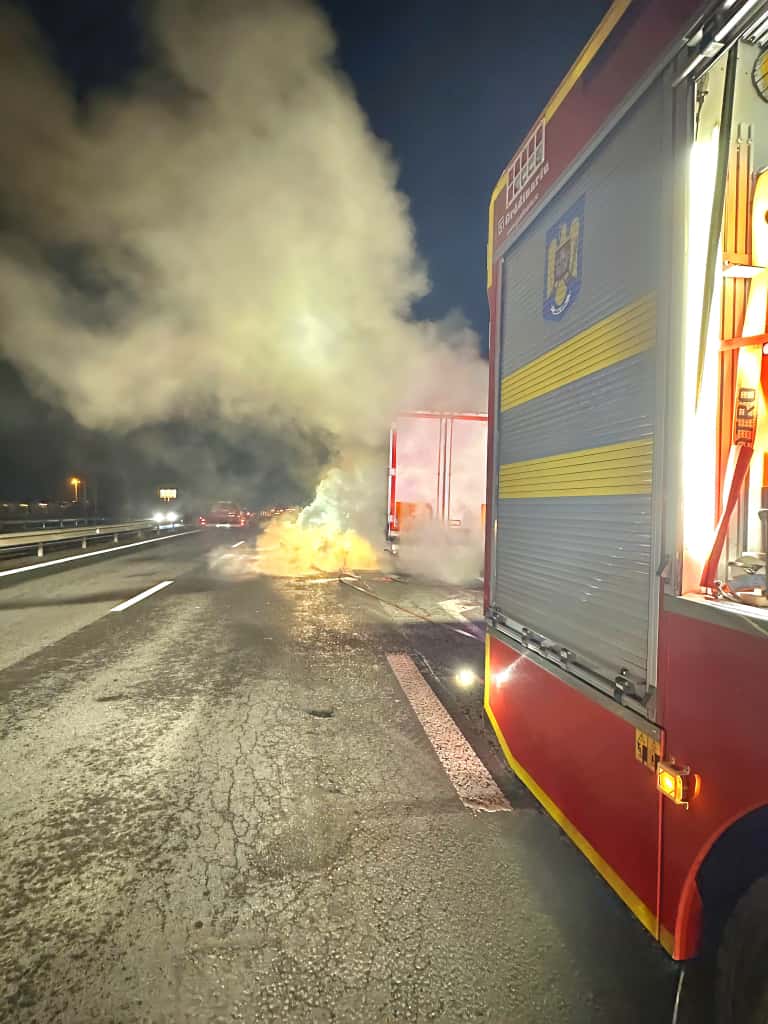 Remorca unui autocamion a luat foc, azi-noapte, la km 30 al A1 București-Pitești. Evenimentul s-a produs pe sensul de mers spre Pitești