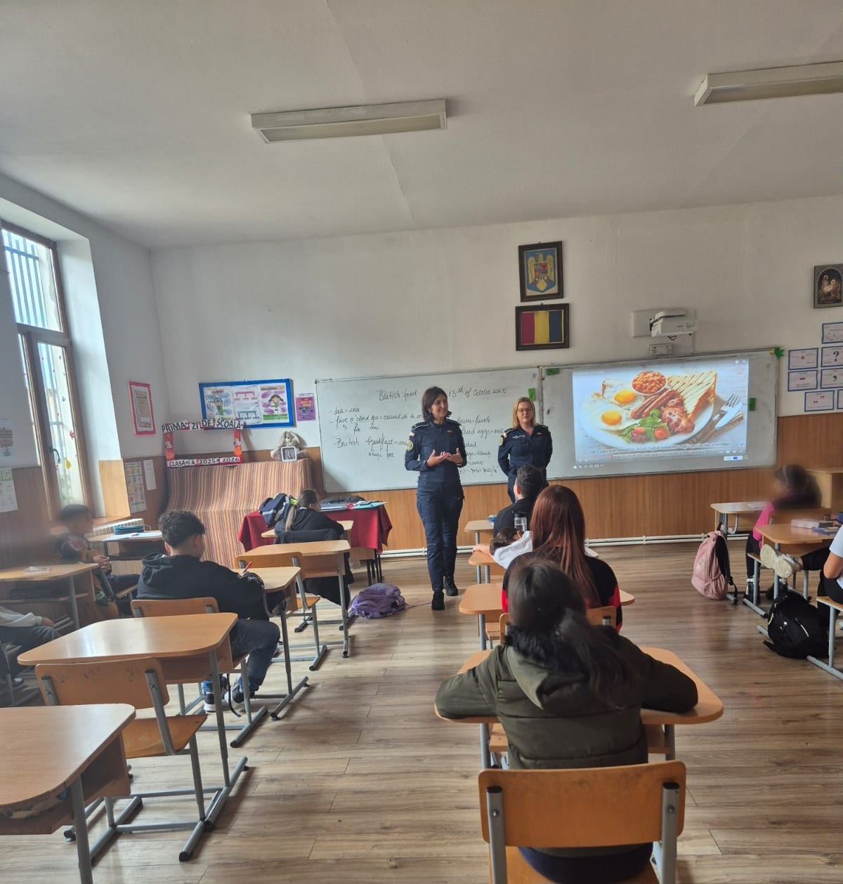 POLIȚIȘTII GIURGIUVENI ALĂTURI DE ELEVI ÎN LUPTA CONTRA VIOLENȚEI ȘI A DELINCVENȚEI JUVENILE