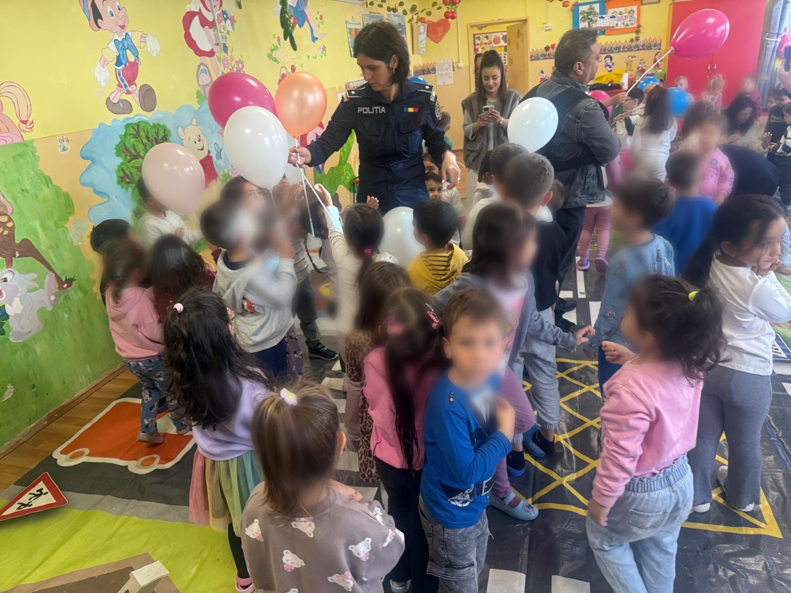 POLIȚIȘTII GIURGIUVENI, PRINTRE PREȘCOLARI