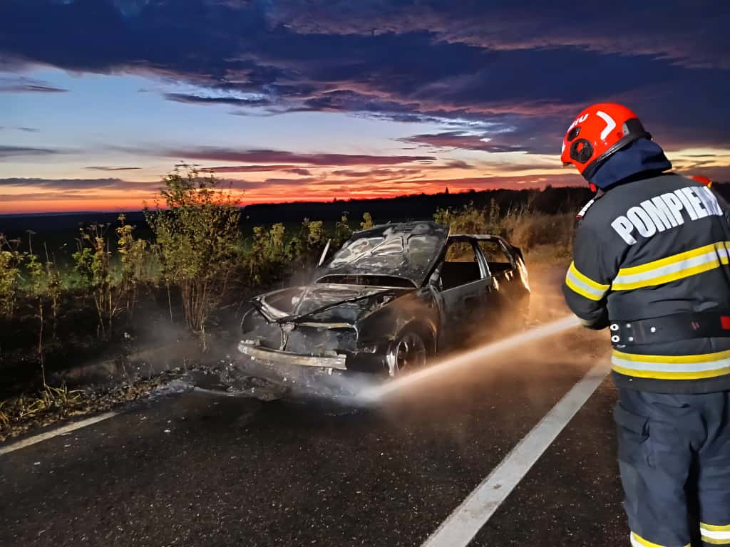 Un autoturism a fost distrus de flăcări, în această dimineață, pe DJ 503A, între localitățile Radu Vodă și Izvoarele