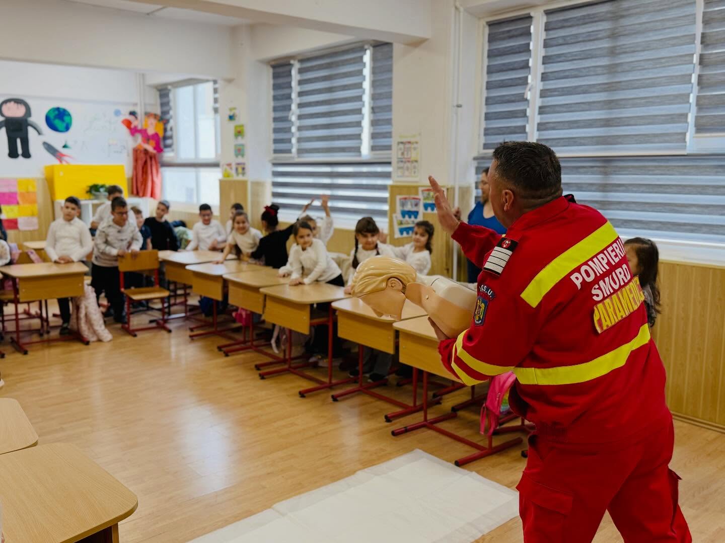 Elevii claselor I de la Școala Gimnazială „Sfinții Martiri Brâncoveni” au participat, astăzi, la o lecție interactivă de prim ajutor