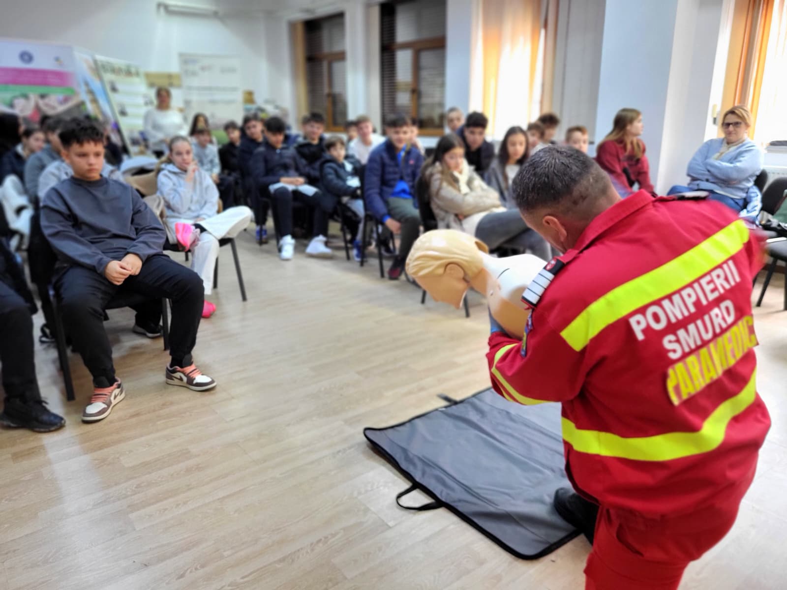 Elevii de gimnaziu de la Colegiul Național „Ion Maiorescu” au participat astăzi la o lecție interactivă de prim ajutor, susținută de un paramedic SMURD