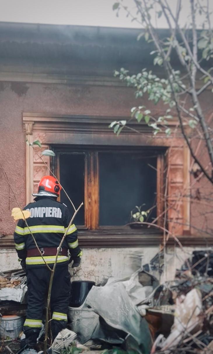 Un bărbat, în vârstă de 69 de ani, și-a pierdut viața într-un incendiu ce a izbucnit în locuința sa