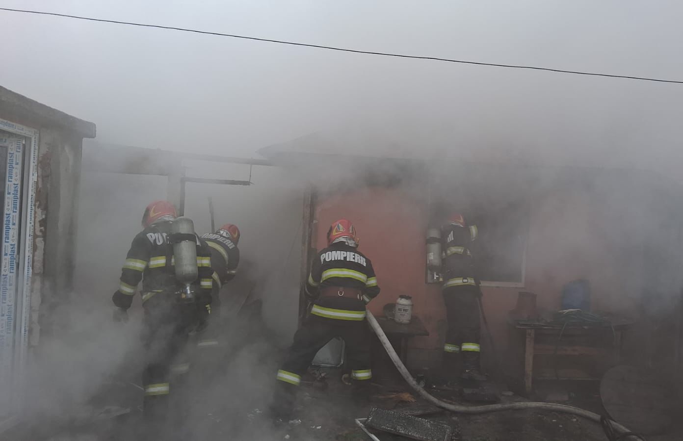 Un incendiu violent a izbucnit, în această după-amiază, într-o gospodărie din satul Copaciu, comuna Ghimpați
