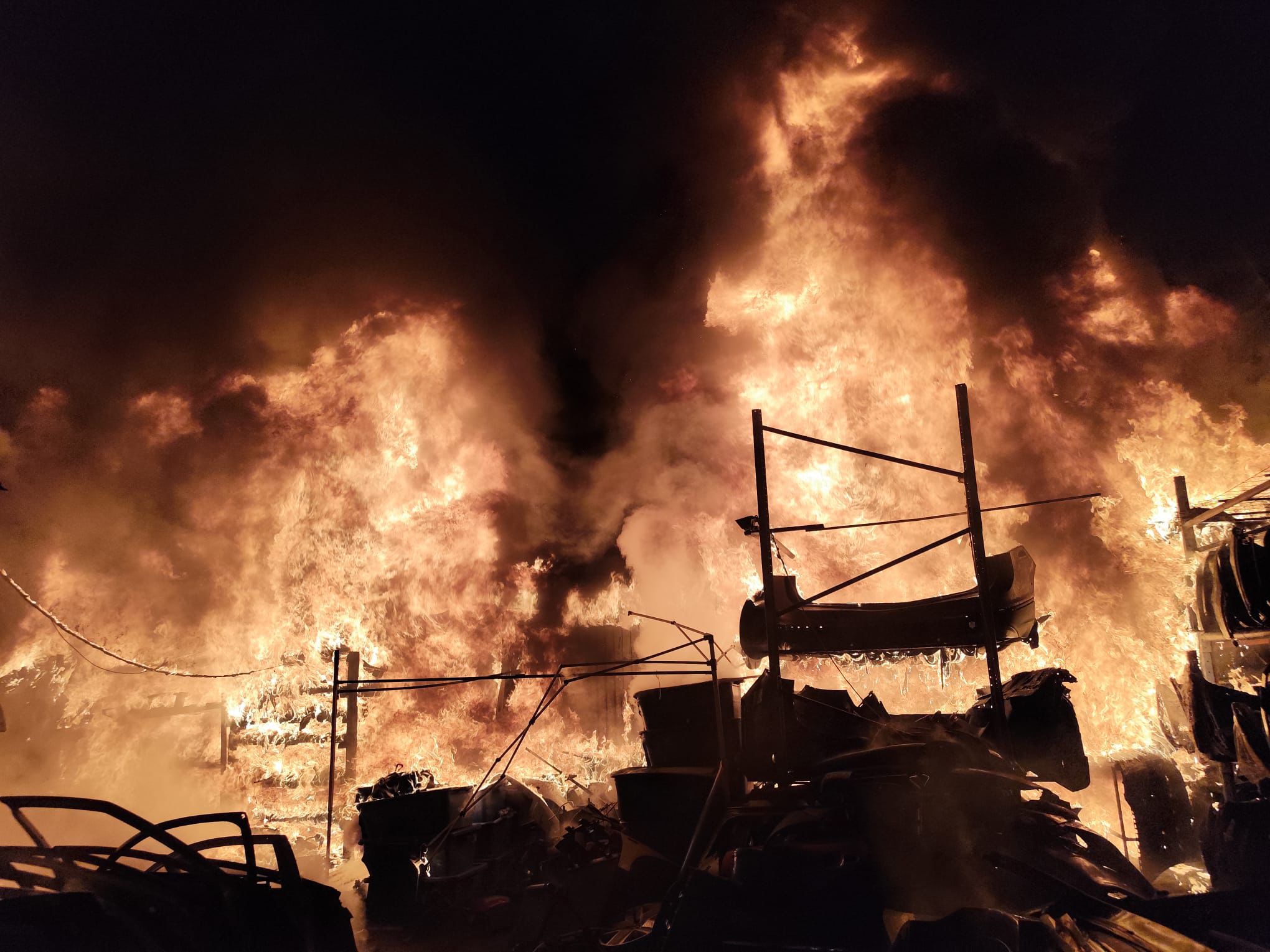Incendiu violent în această dimineață, într-un depozit de mase plastice și cauciucuri
