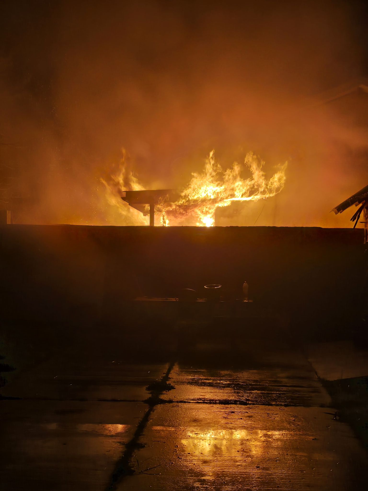 Un incendiu violent a izbucnit, aseară,  la o casă cu etaj din localitatea Naipu, comuna Ghimpați