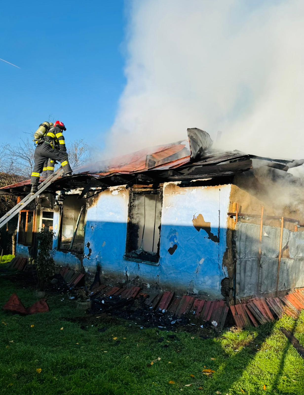 Un incendiu violent a izbucnit, în această dimineață, într-o gospodărie din localitatea Răsuceni