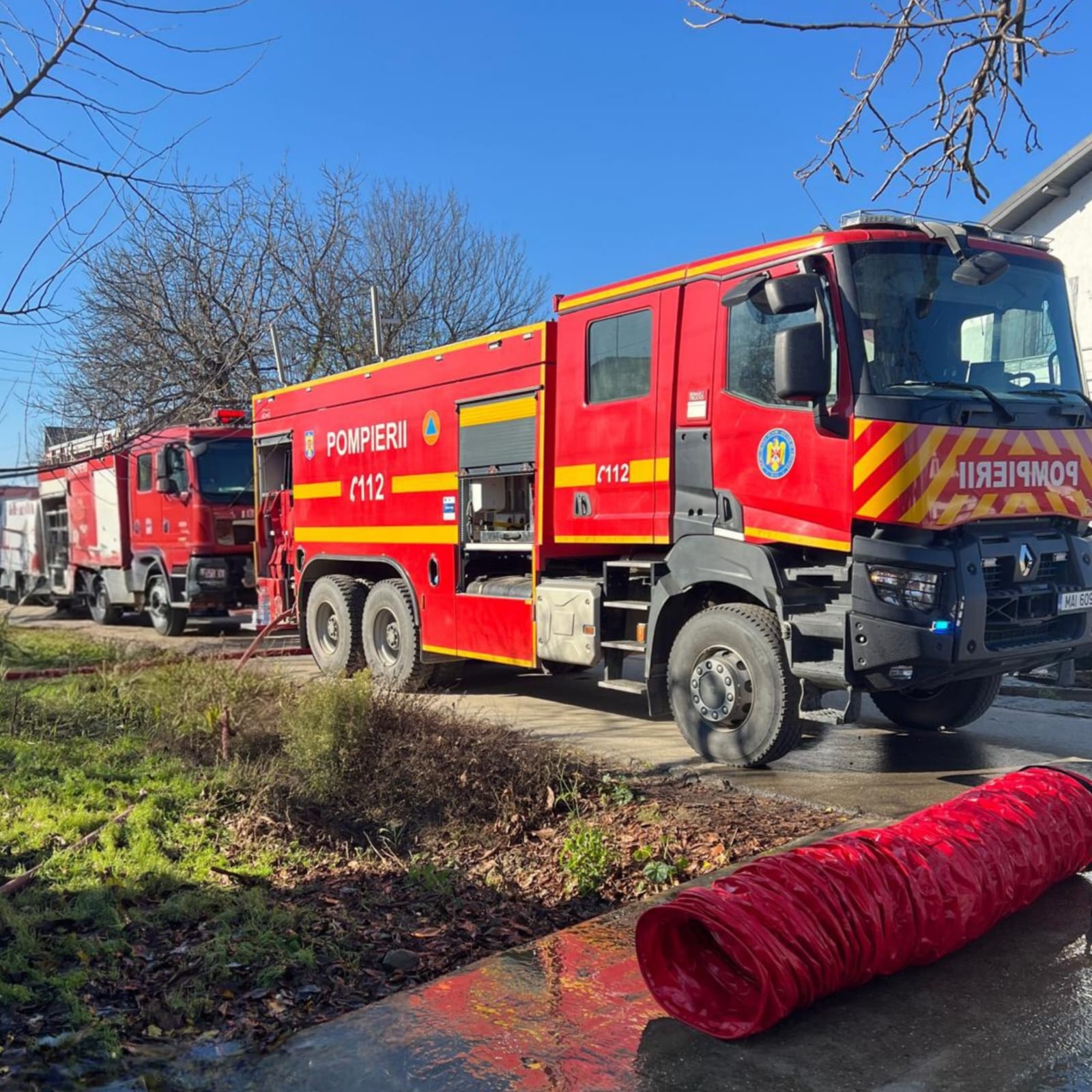 O femeie, în vârstă de 70 de ani, și-a pierdut viața, iar un bărbat de 73 de ani, a suferit arsuri în urma unui incendiu izbucnit astăzi, în jurul prânzului, într-o casă din localitatea Gostinari