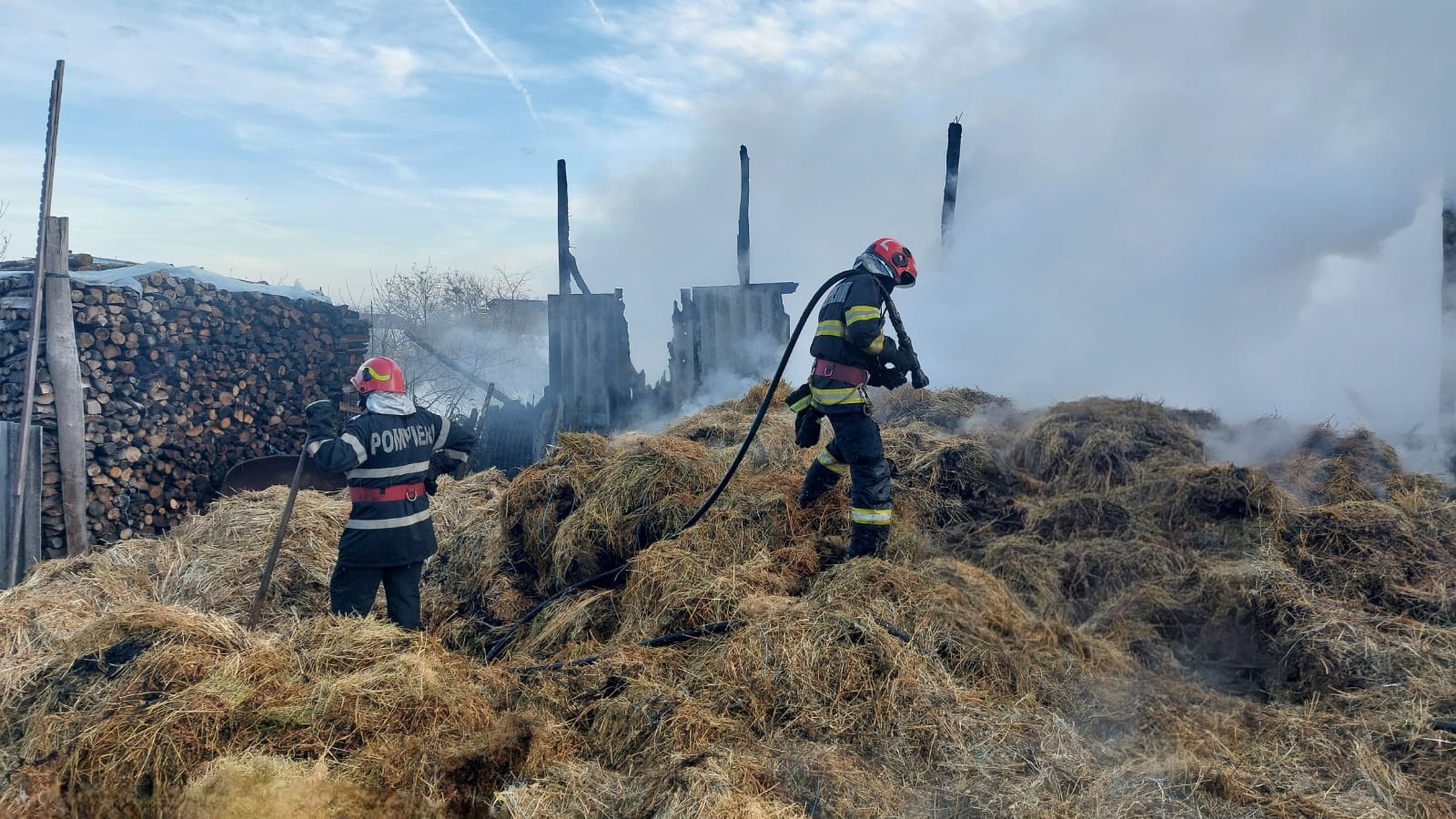 Un incendiu violent a izbucnit, ieri după-amiază, într-o gospodărie din localitatea Hulubești