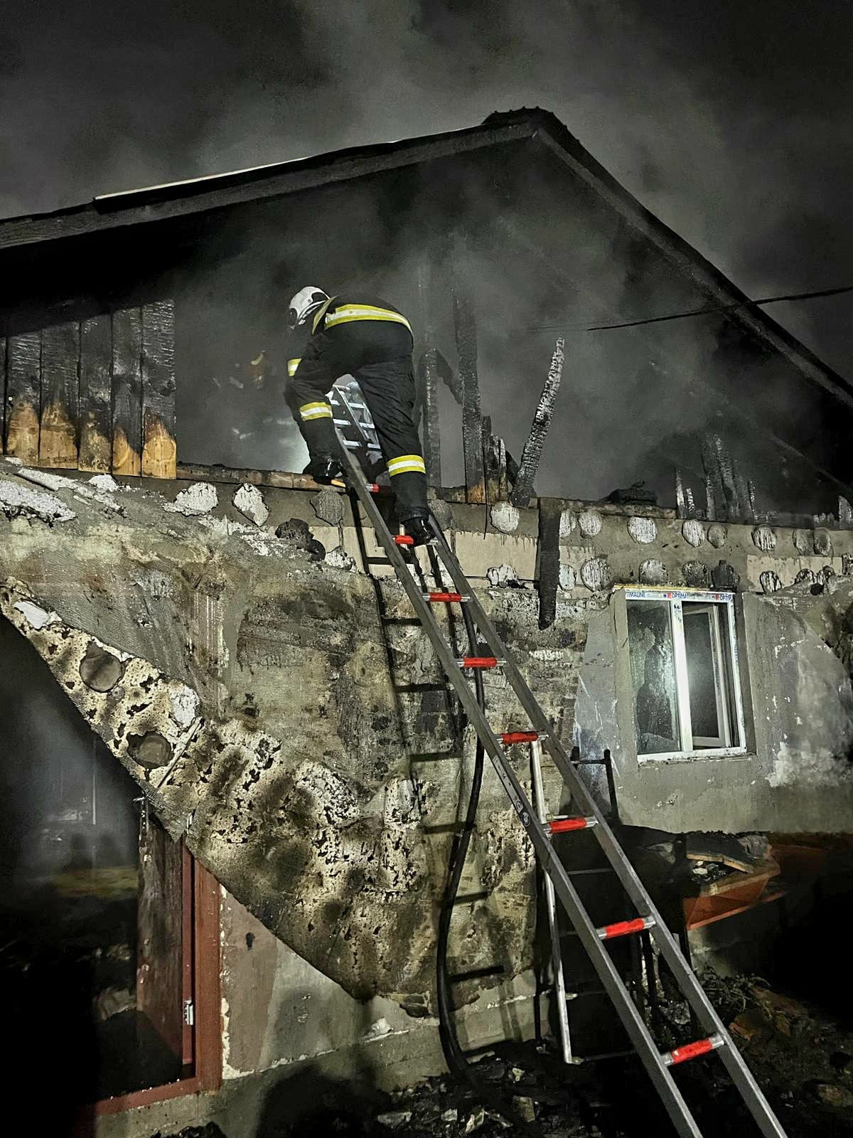 O casă din localitatea Săbăreni a luat foc, azi-noapte, cel mai probabil din cauza unui scurtcircuit