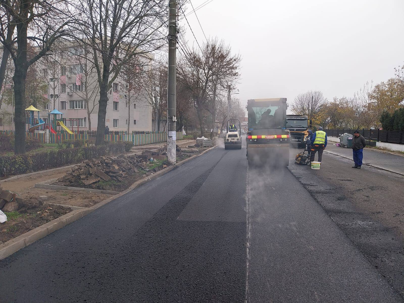 Astăzi se finalizează lucrările de așternere a stratului de uzură pe strada 23 August