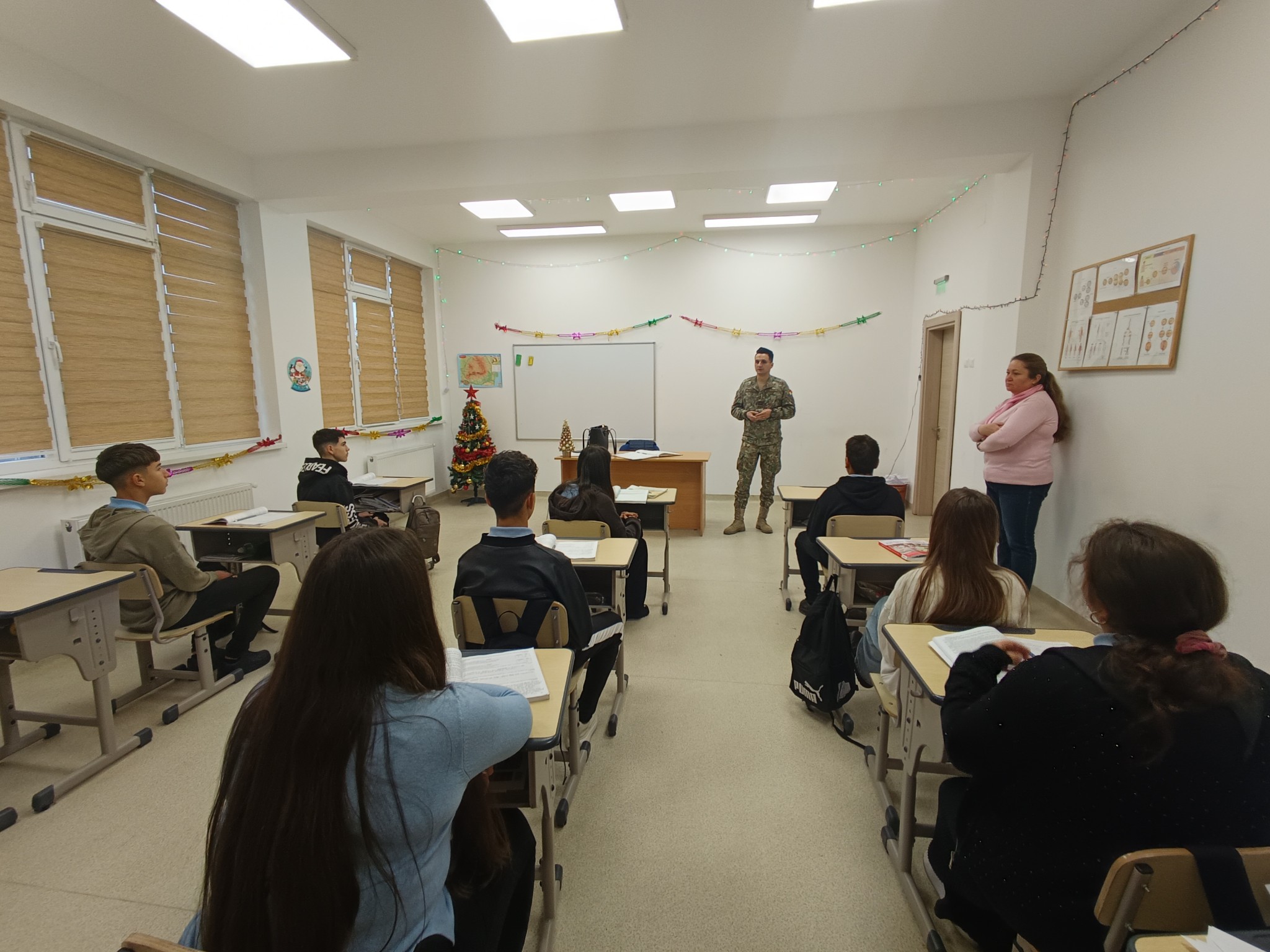 Centrul militar județean Giurgiu continua campania de promovare a ofertei educaționale a colegiilor naționale militare, în școlile gimnaziale de pe raza județului Giurgiu