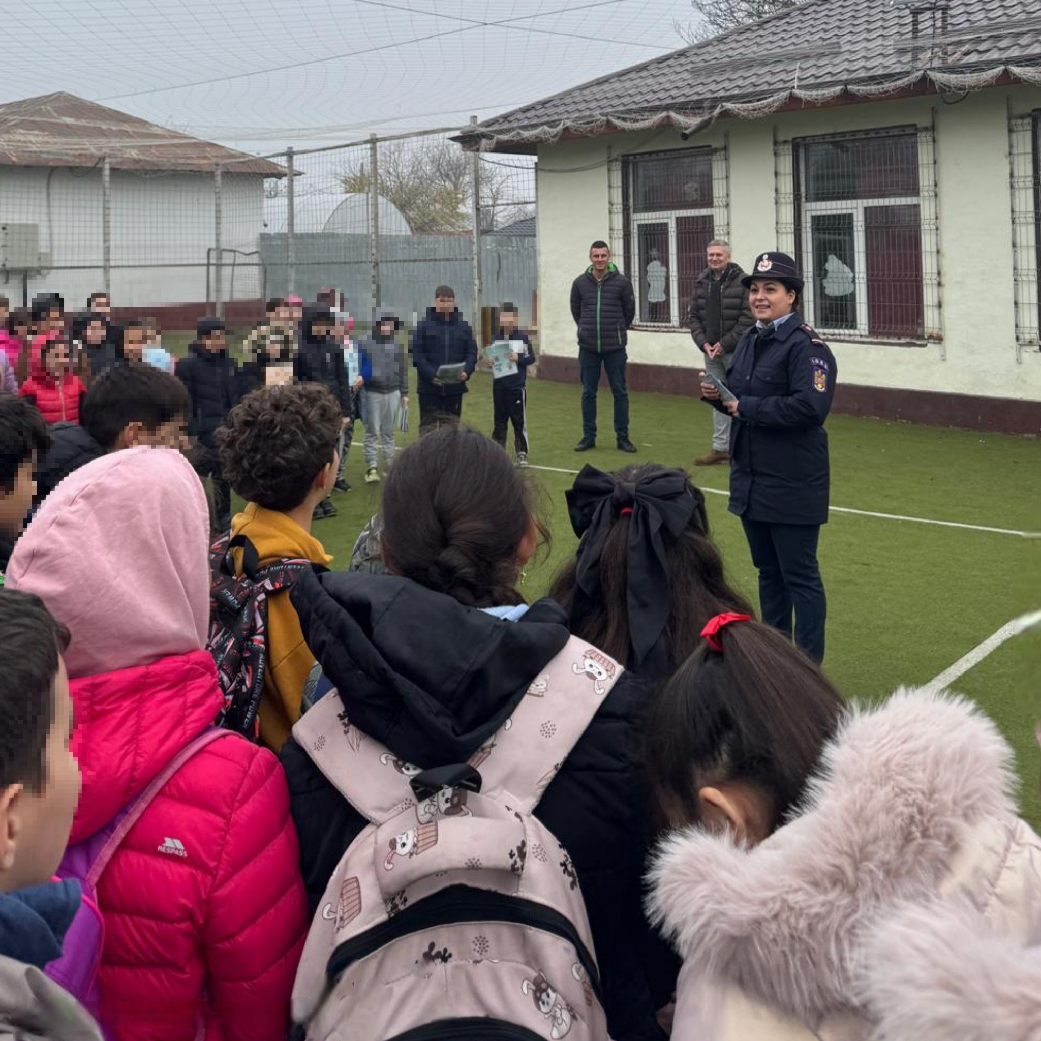 Peste 290 de elevi, cadre didactice și personal auxiliar au participat, astăzi, la exerciții de evacuare care s-au desfășurat la școlile gimnaziale din localitățile Izvoarele și Iepurești
