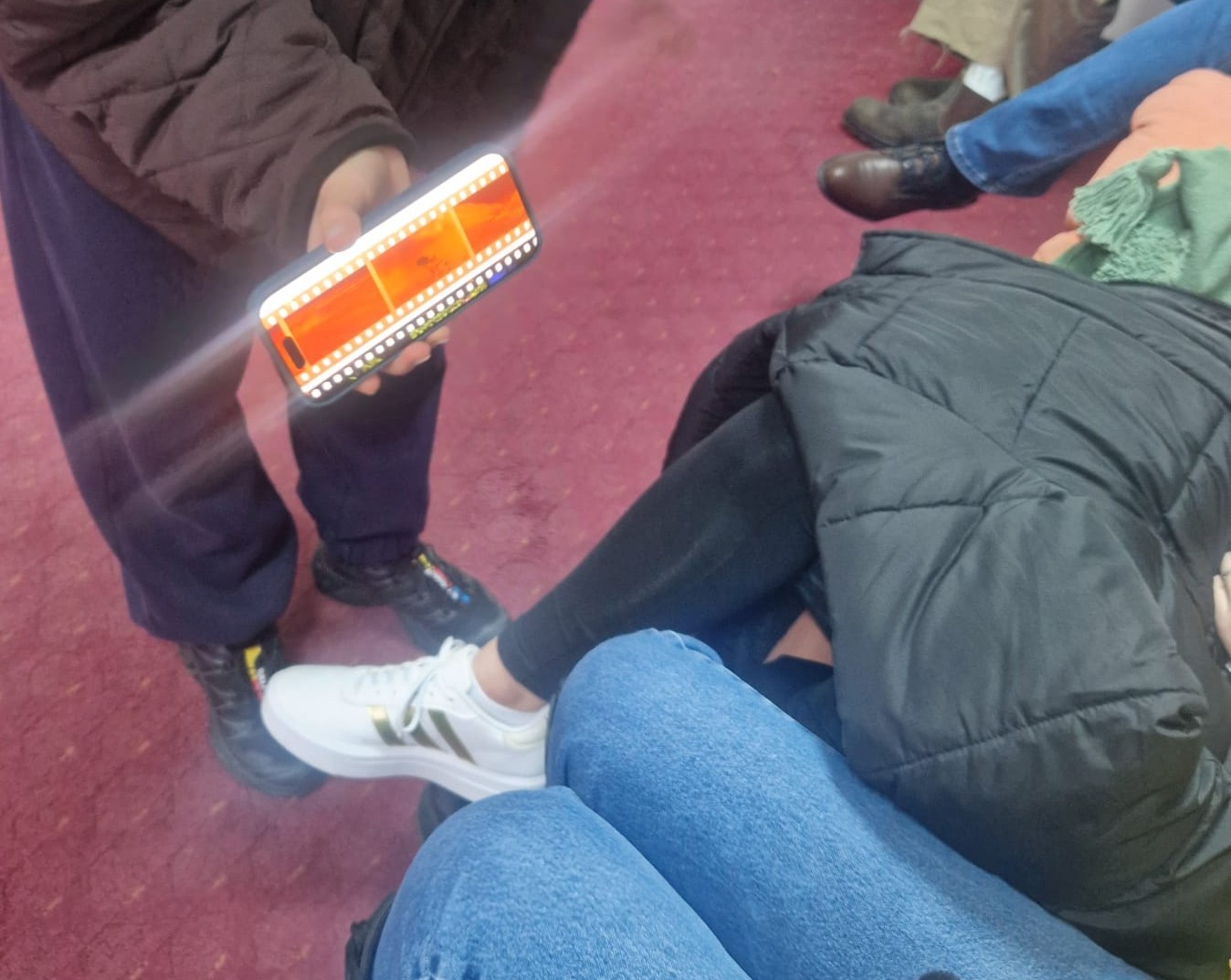 Zece adolescenți beneficiari de măsură de protecție specială de tip rezidențial au primit de curând zece aparate de fotografiat
