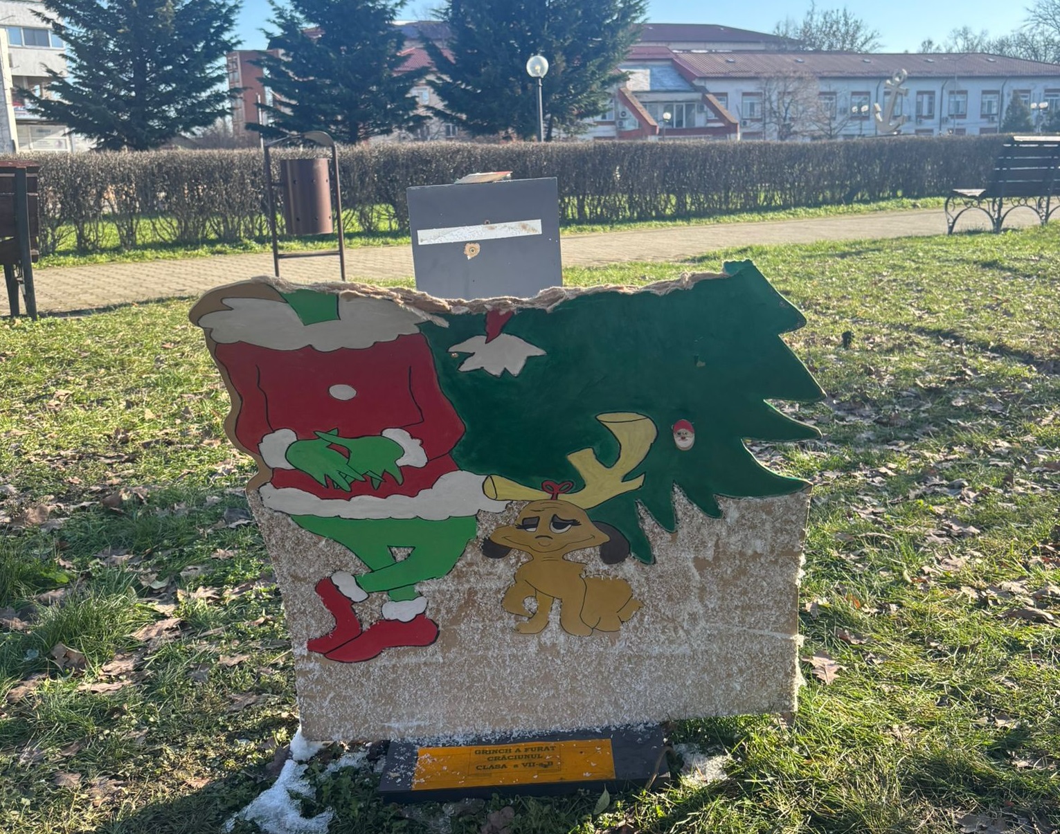 Decorațiunile de iarnă amplasate recent în parcuri – ținta distrugerilor