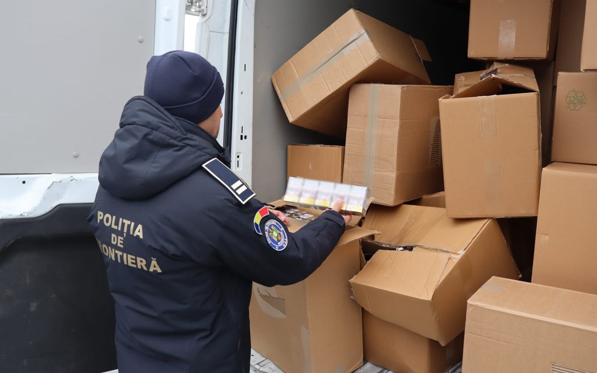 Șofer arestat preventiv după ce polițiștii de frontieră au descoperit 430.000 de țigarete într-un microbuz la Calafat
