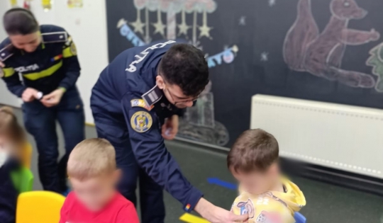 POLIȚIȘTII GIURGIUVENI, PRINTRE PREȘCOLARI