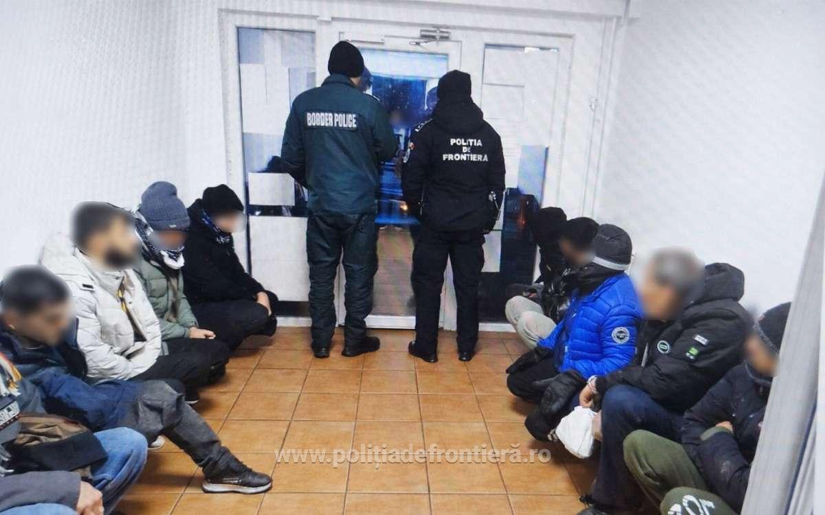 Zece migranți descoperiți de polițiștii de frontieră doljeni într-un autocamion cu profile metalice