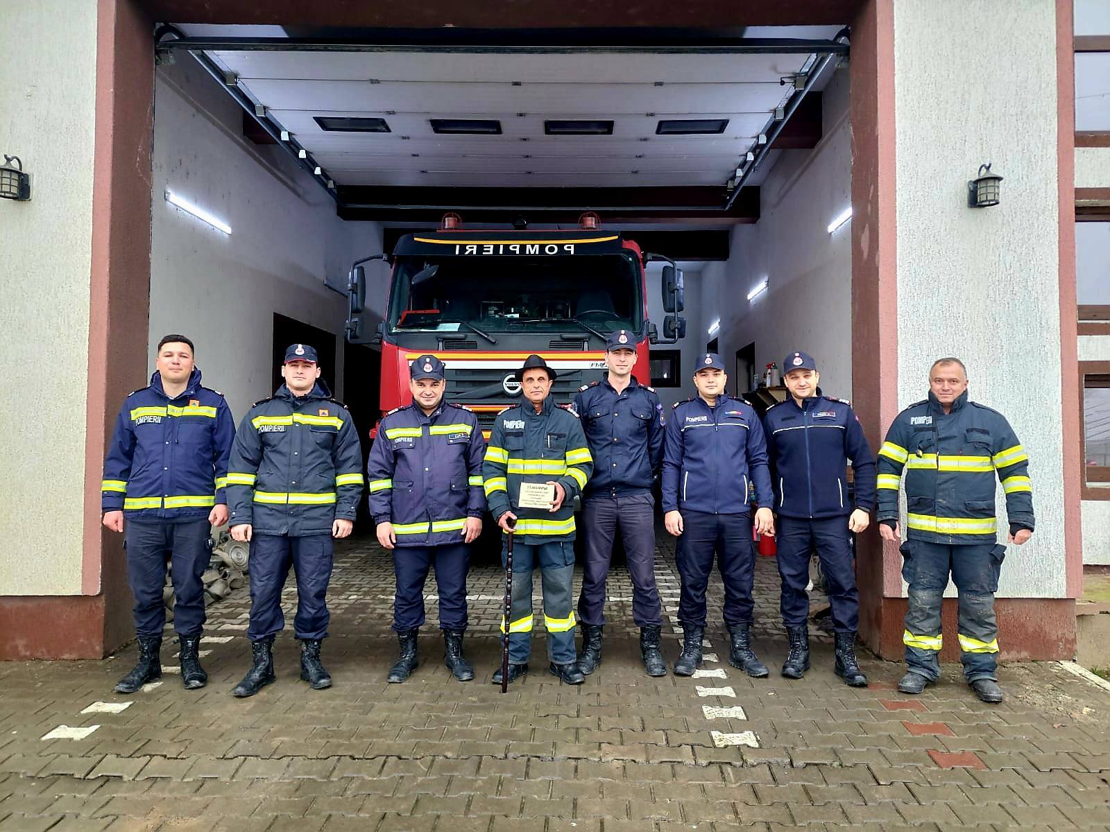 Plt. adj. șef Niță Constantin, comandant de echipaj și conducător de autospeciale în cadrul Stației de Pompieri Colibași, a încheiat ieri ultima tură de serviciu, trecând în rezervă după o carieră dedicată intervențiilor și sprijinirii comunității