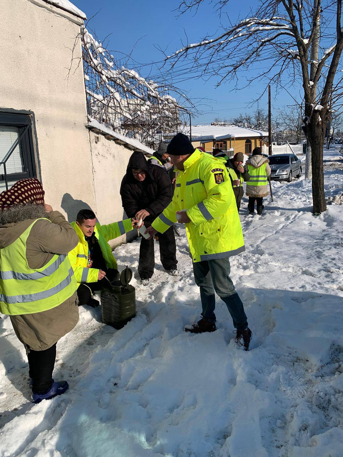 Primăria Giurgiu oferă ceai cald angajaților și trecătorilor, pe fondul temperaturilor extrem de scăzute