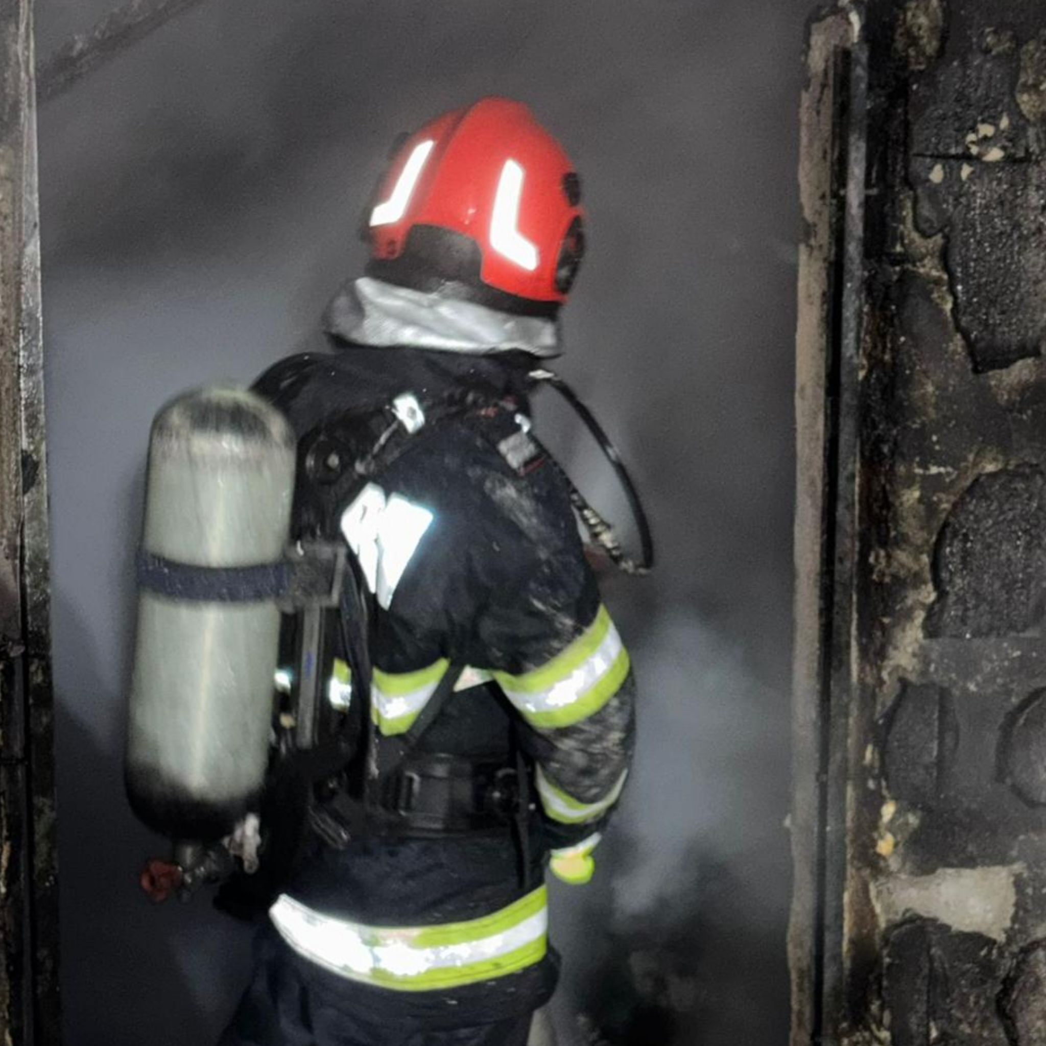 Un incendiu violent a izbucnit, azi-noapte, într-o gospodărie din localitatea Trestieni, comuna Ulmi. În aceeași curte se aflau două case, iar una dintre acestea a fost cuprinsă de flăcări