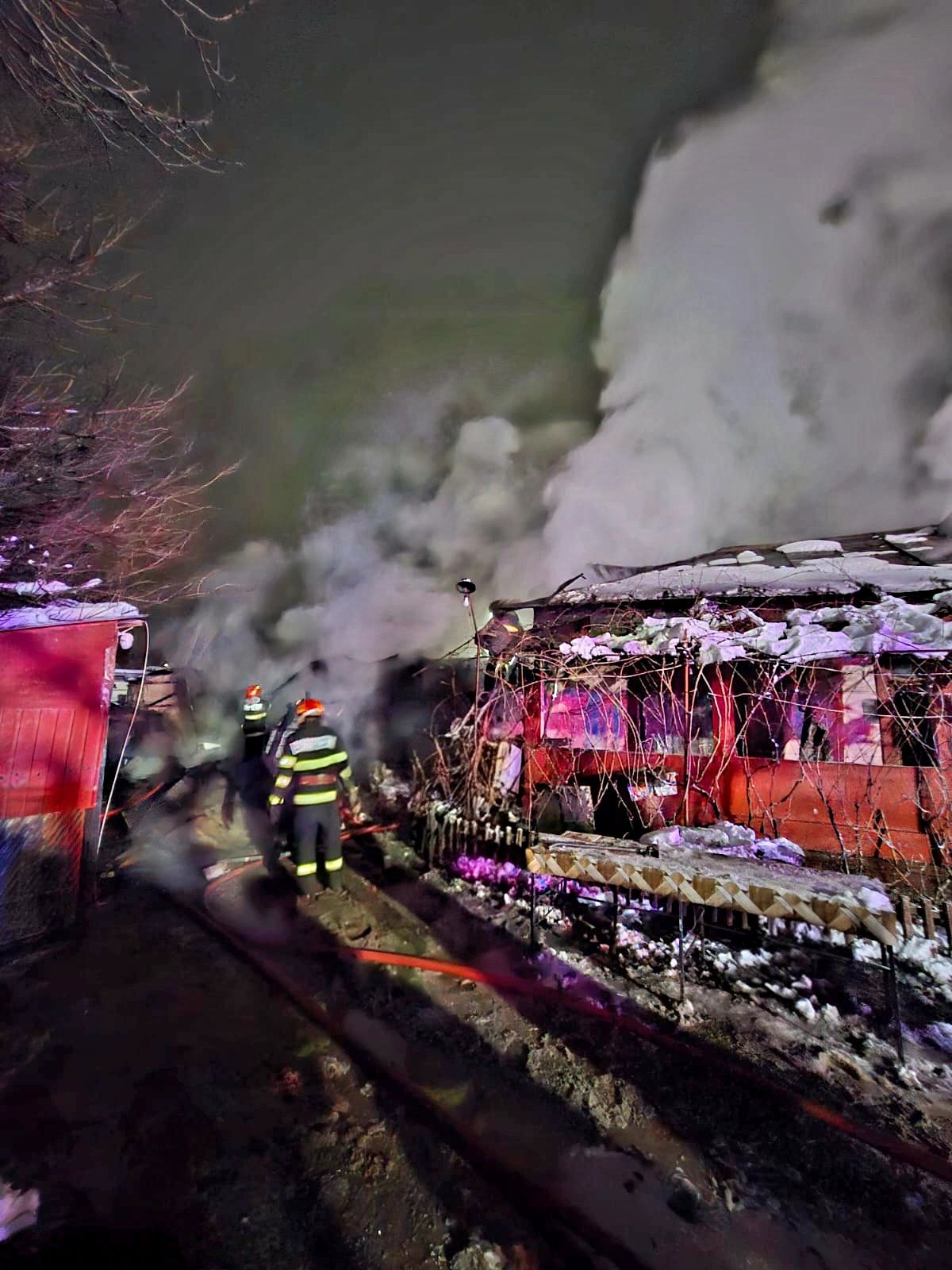 Pompierii au intervenit, ieri după-amiază, pentru stingerea unui incendiu izbucnit într-o gospodărie din localitatea Frătești