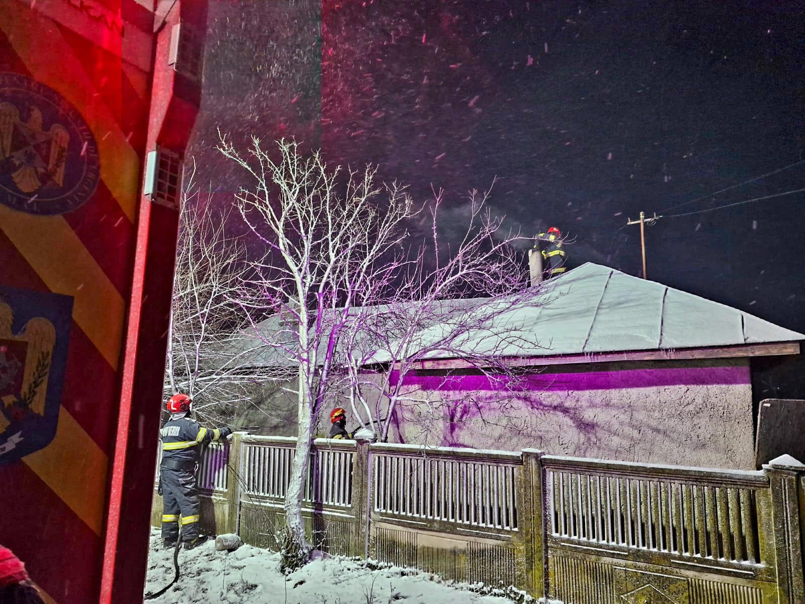 Casa unei familii din localitatea Băneasa a fost în pericol de incendiu, în această după-amiază, cel mai probabil din cauza unui coș de fum deteriorat