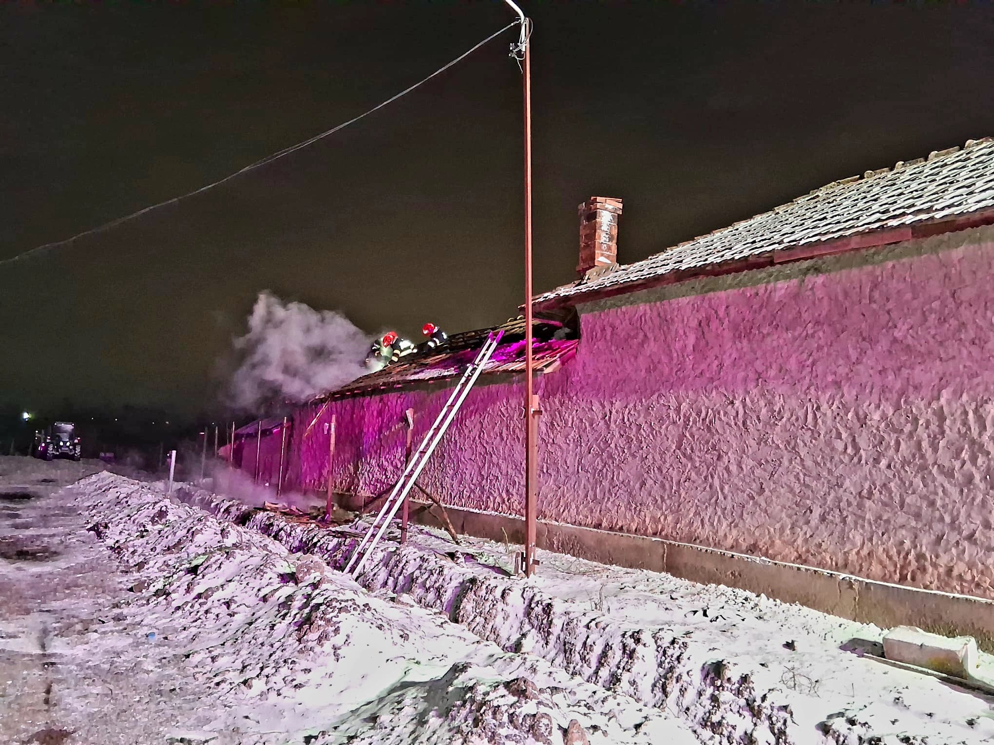 Un incendiu a izbucnit, aseară, în podul unei case din localitatea Slobozia, cel mai probabil din cauza coșului de fum deteriorat